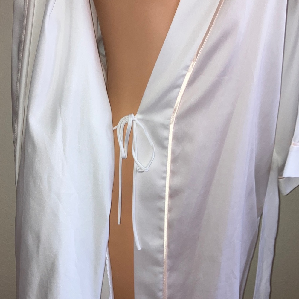 Natori Vintage White Satin Robe with Embroidered Pink Lily Flowers‎ - Picture 5 of 7